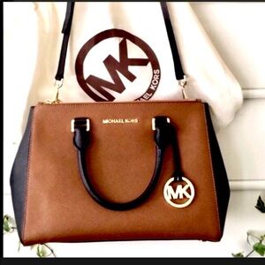 👜Authentic! Vintage MK classic bag great size for everyday bag excellent.